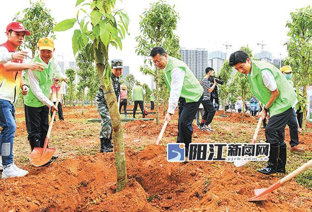 焦蘭生溫湛濱丘志勇等參加義務(wù)植樹活動(dòng).jpg