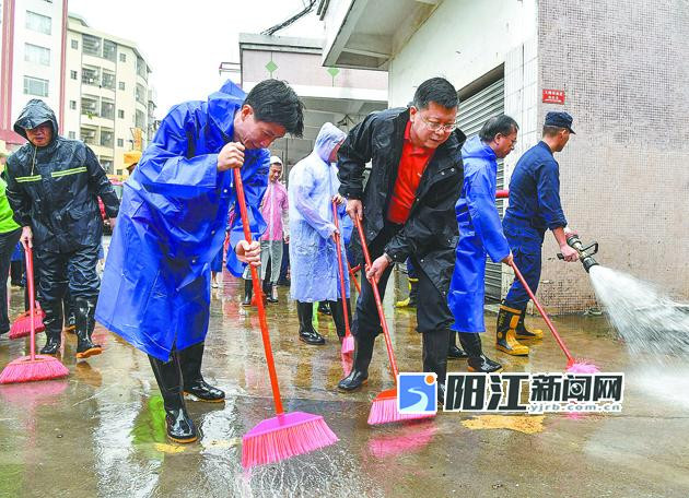 焦蘭生溫湛濱帶頭參加創(chuàng)文鞏衛(wèi)環(huán)境衛(wèi)生志愿服務(wù)活動.jpg